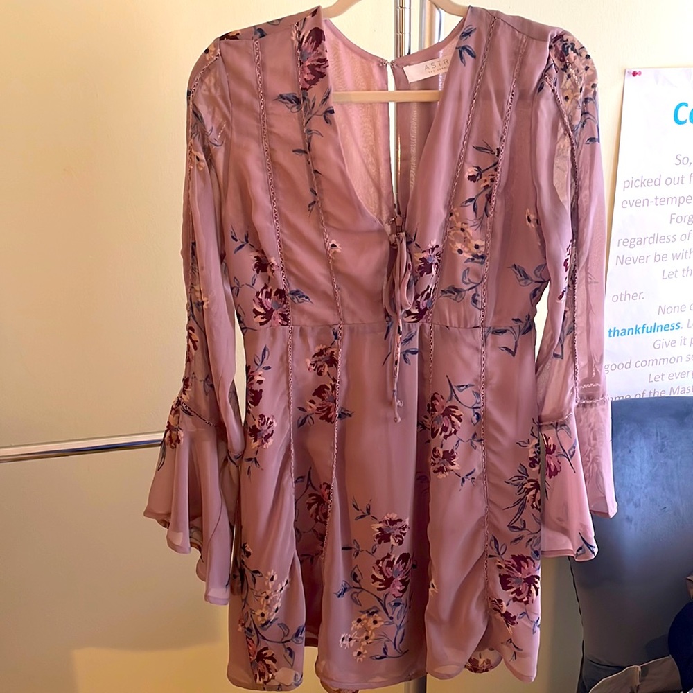 ASTR The Label M beautiful delicate purple dress with flowers  👗
